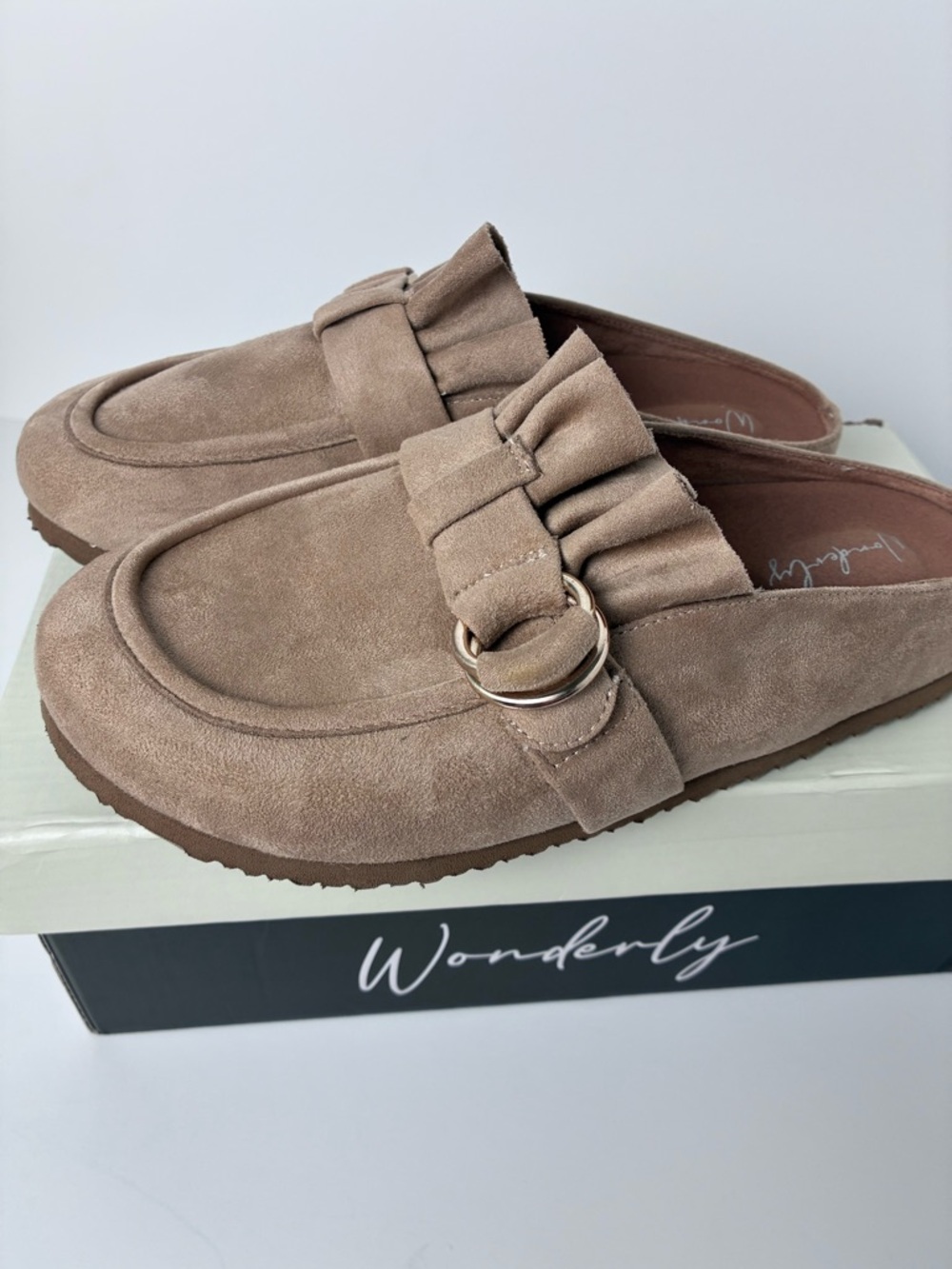 NWT Wonderly Isabel Ruffle Clogs Soft Taupe Suede Women’s Size 8